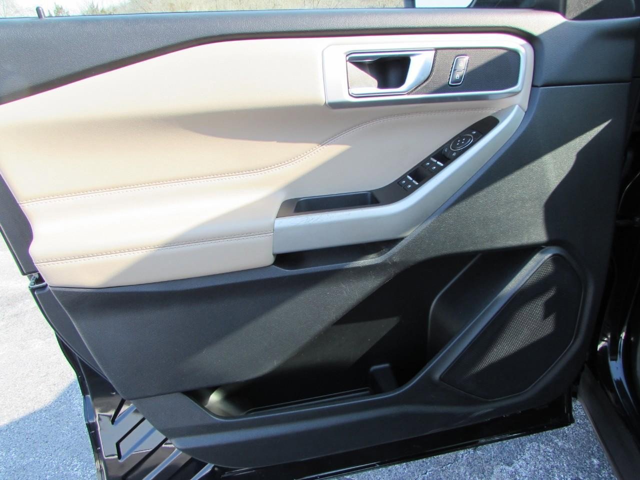 Used 2022 Ford Explorer XLT w/ Equipment Group 202A image 12