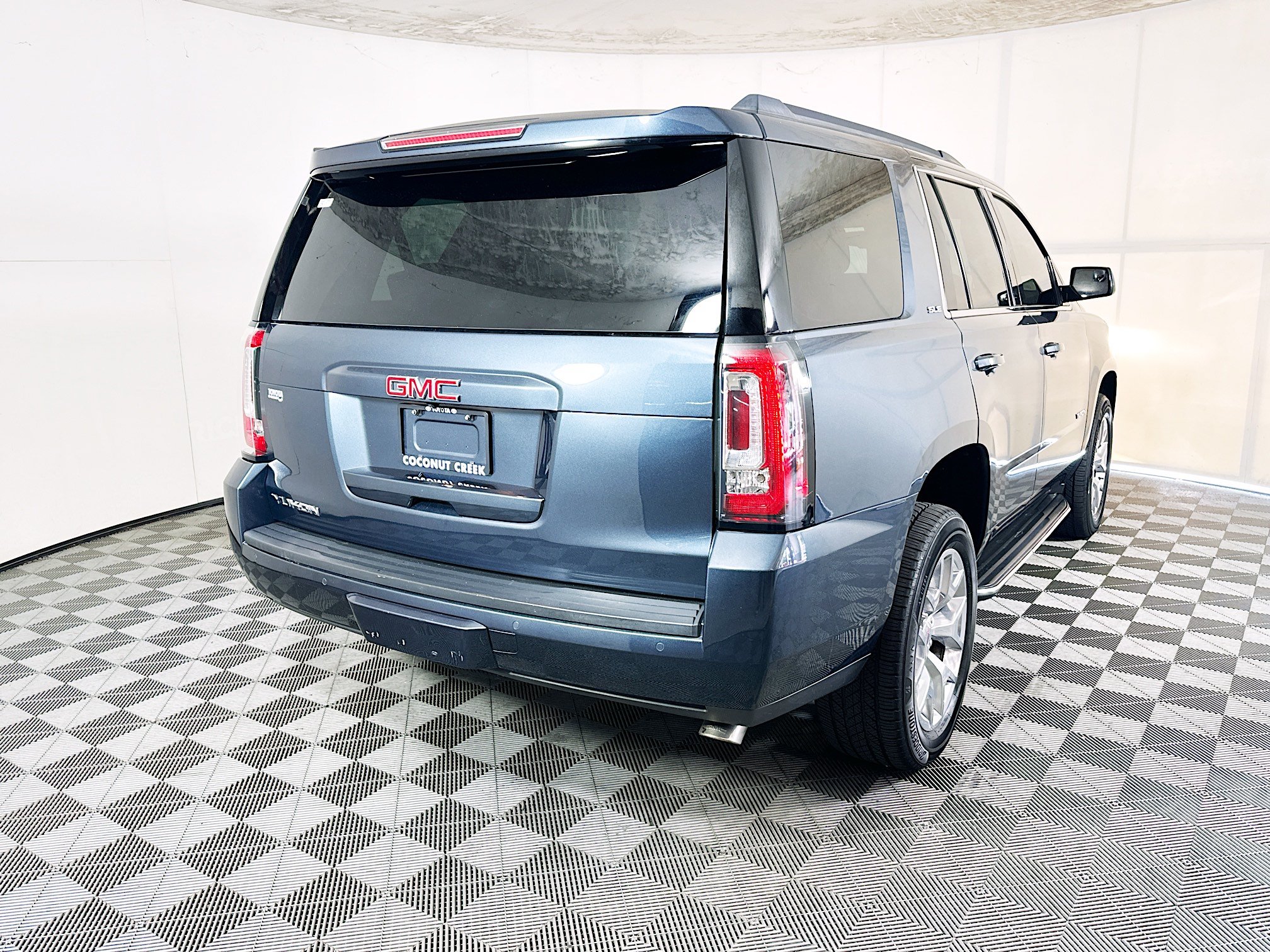 Used 2020 GMC Yukon SLE w/ SLE Value Package RWD image 3