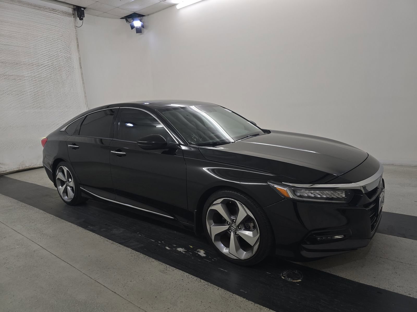 Used 2018 Honda Accord Touring image 3