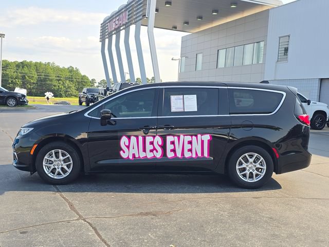 Used 2024 Chrysler Pacifica Touring-L FWD image 6