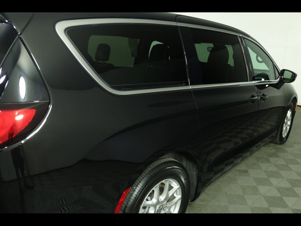 Used 2025 Chrysler Pacifica Select FWD image 19