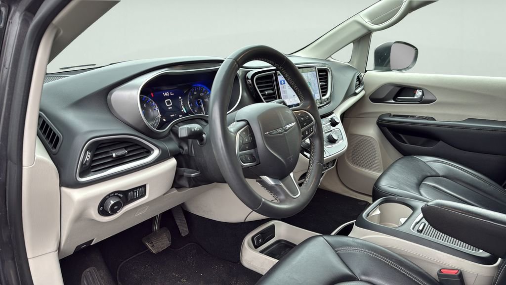 Used 2023 Chrysler Pacifica Touring-L FWD image 23