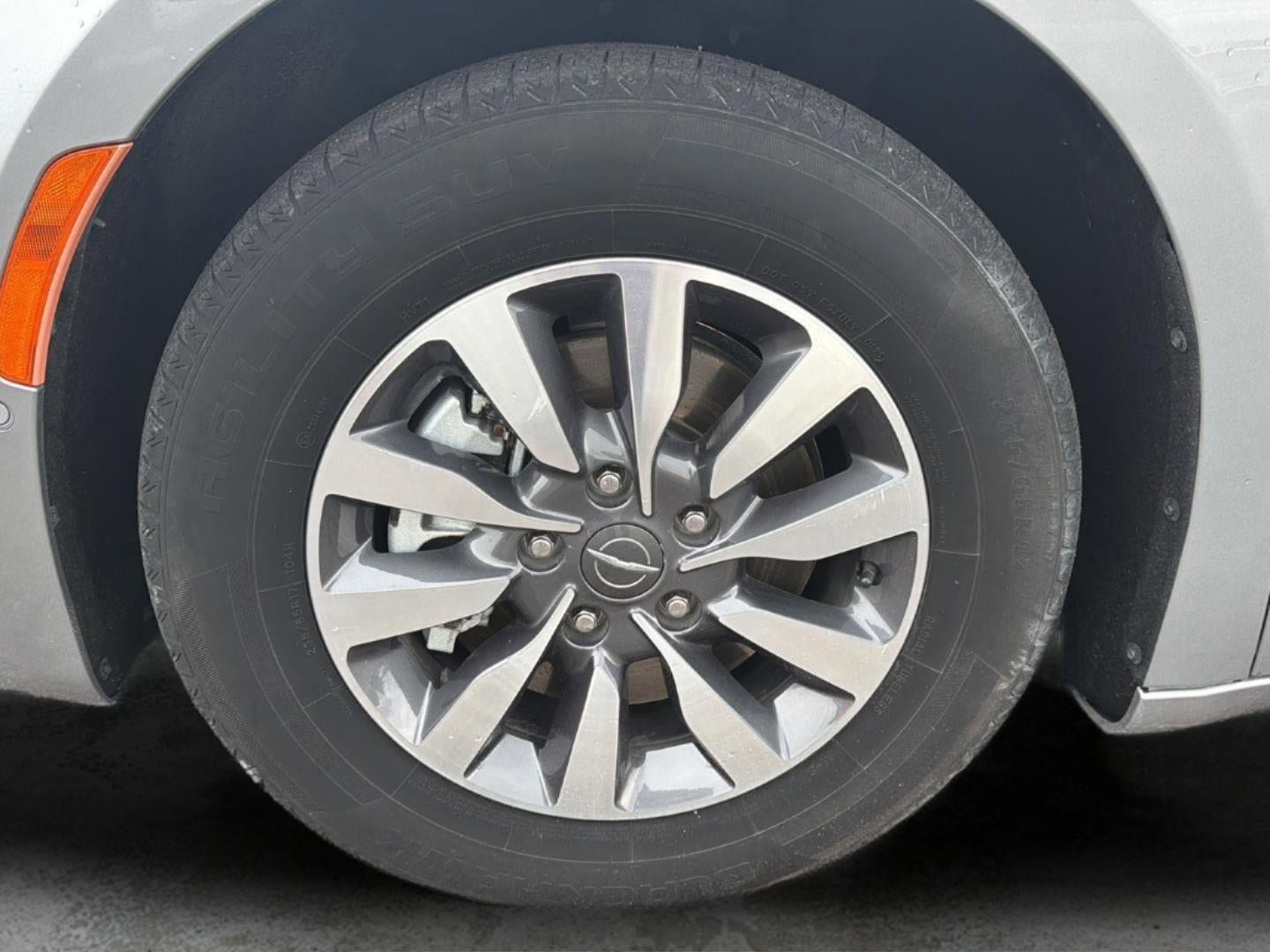 Used 2021 Chrysler Pacifica Touring-L FWD image 11