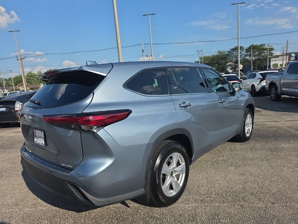 Used 2021 Toyota Highlander LE AWD/4WD image 4