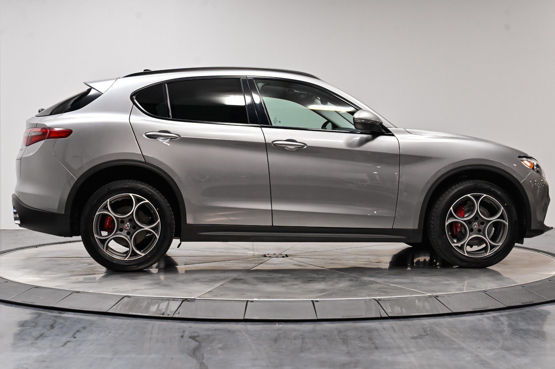 Used 2018 Alfa Romeo Stelvio Sport w/ Quick Order Package 22J Sport AWD/4WD image 11