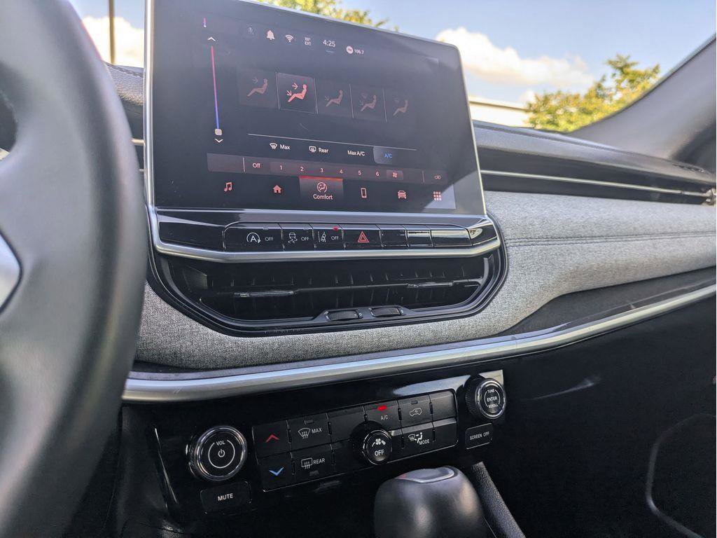 Used 2024 Jeep Compass Latitude image 24