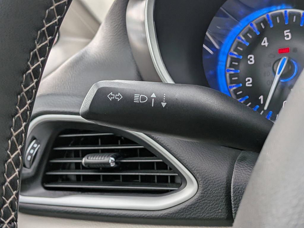 Used 2024 Chrysler Pacifica Touring-L FWD image 32