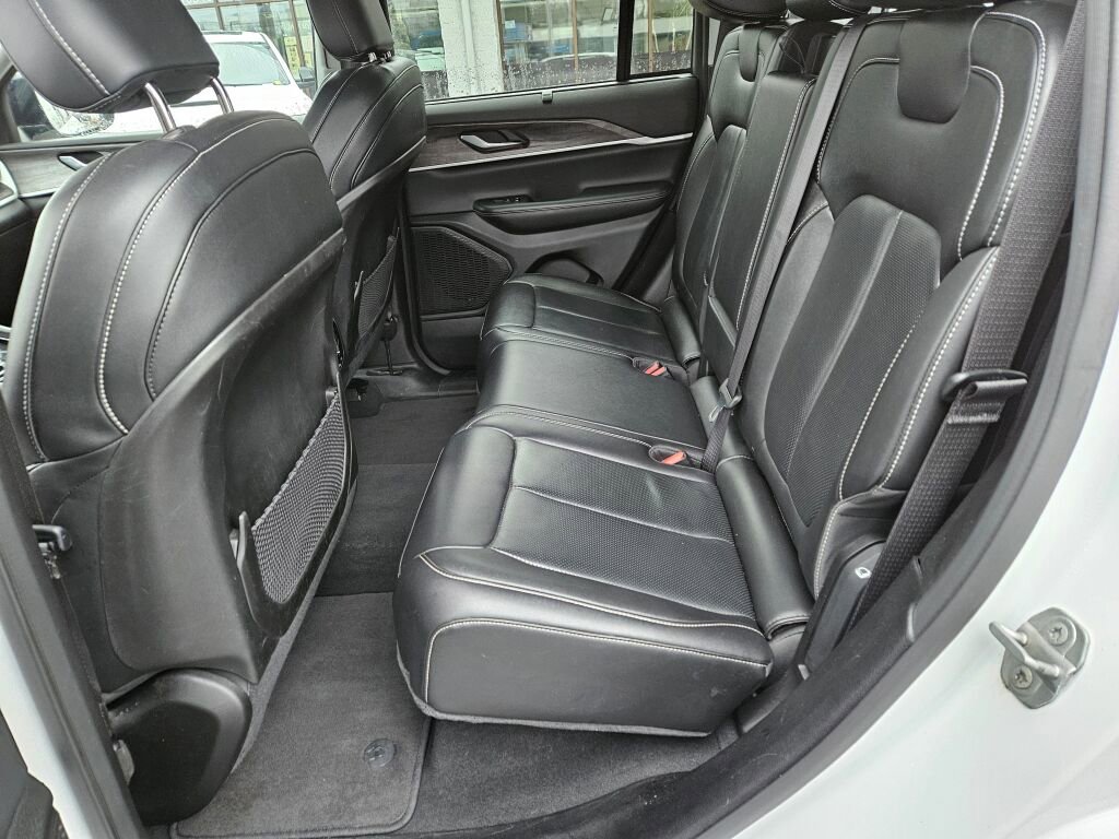 Used 2023 Jeep Grand Cherokee Limited w/ Luxury Tech Group II image 18