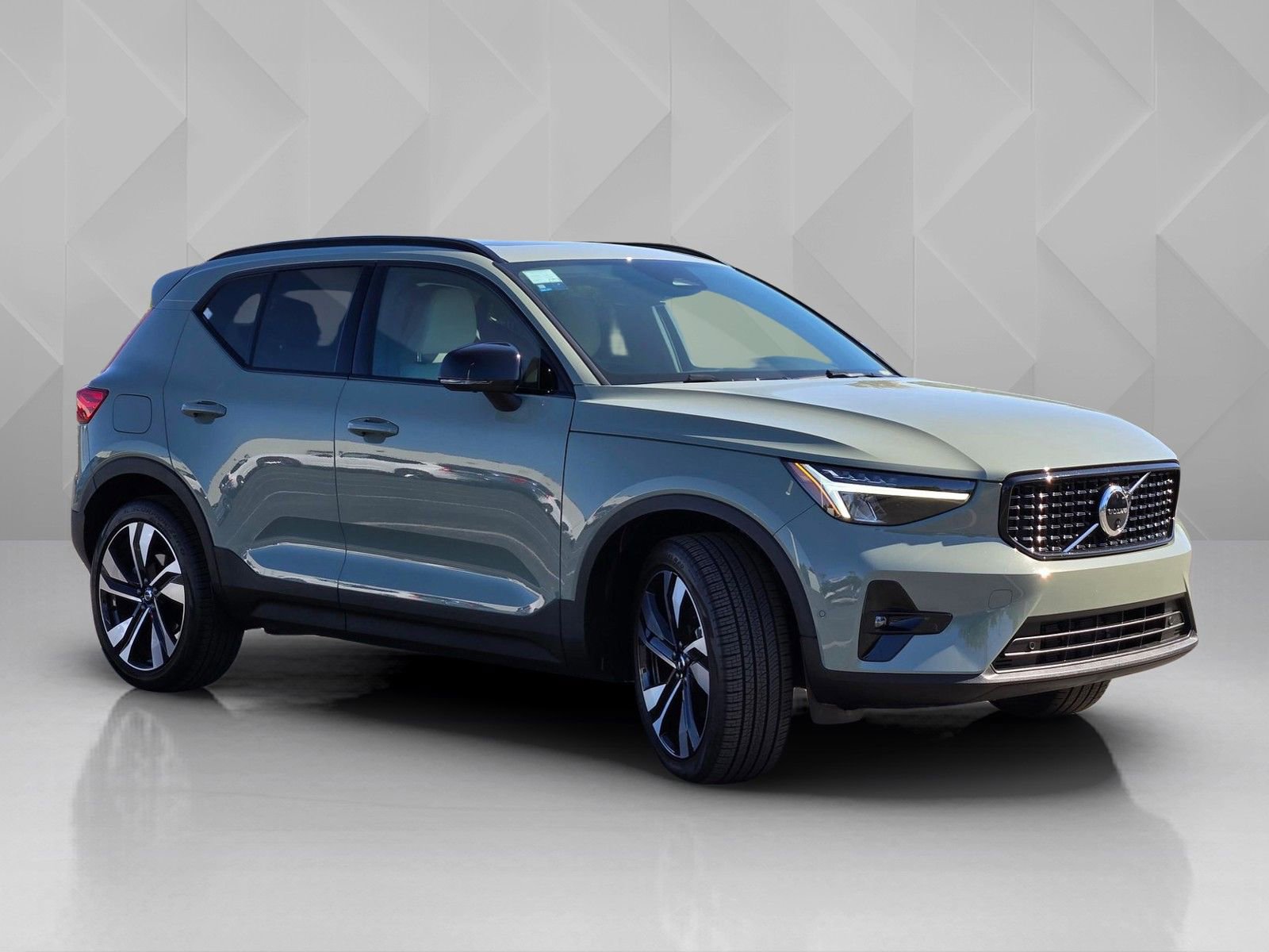 Certified 2025 Volvo XC40 B5 Plus image 8