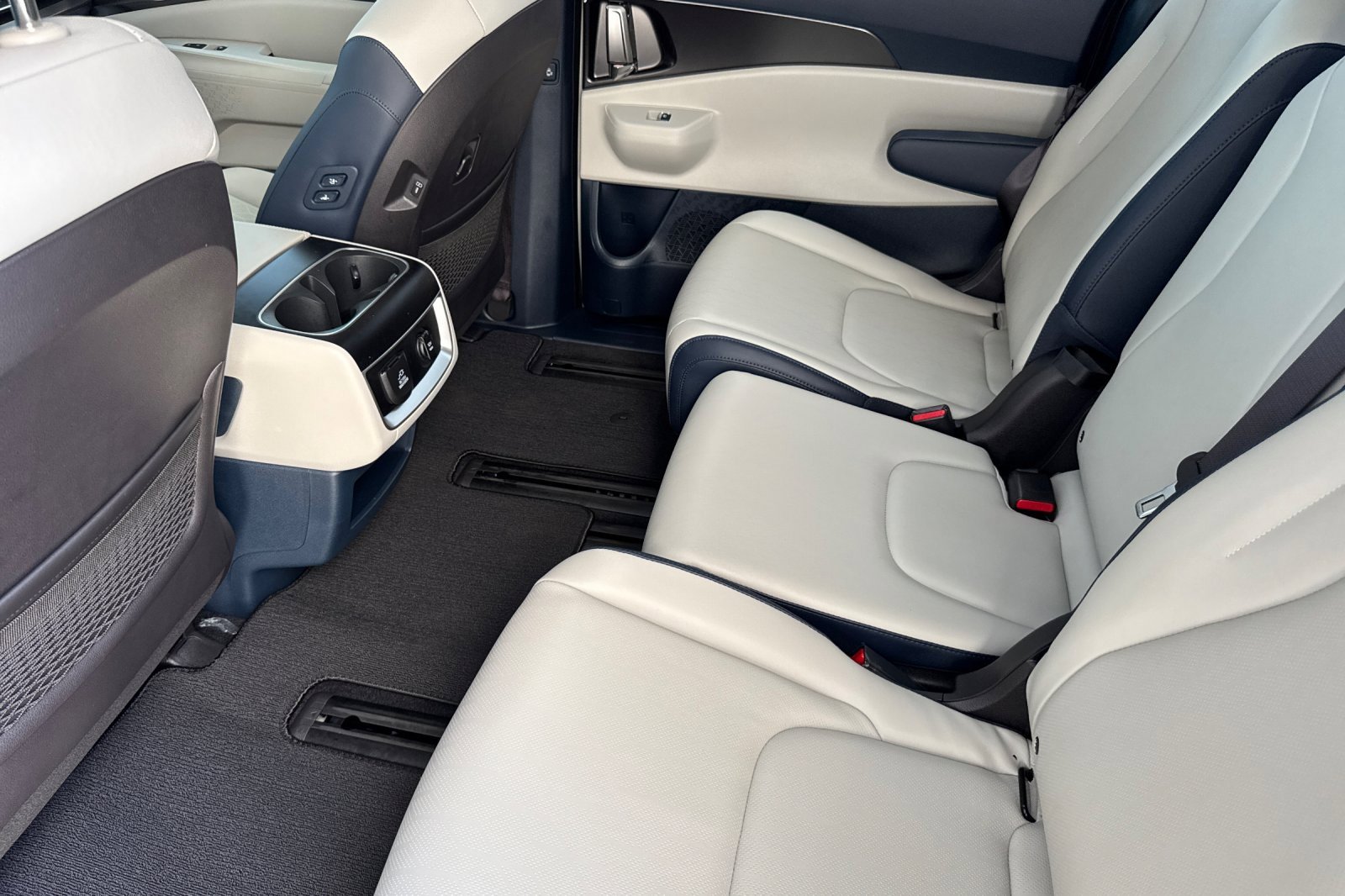 New 2026 Kia Carnival SX w/ SX Dark Edition Package image 8