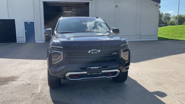 Used 2025 Chevrolet Suburban Z71 AWD/4WD image 3
