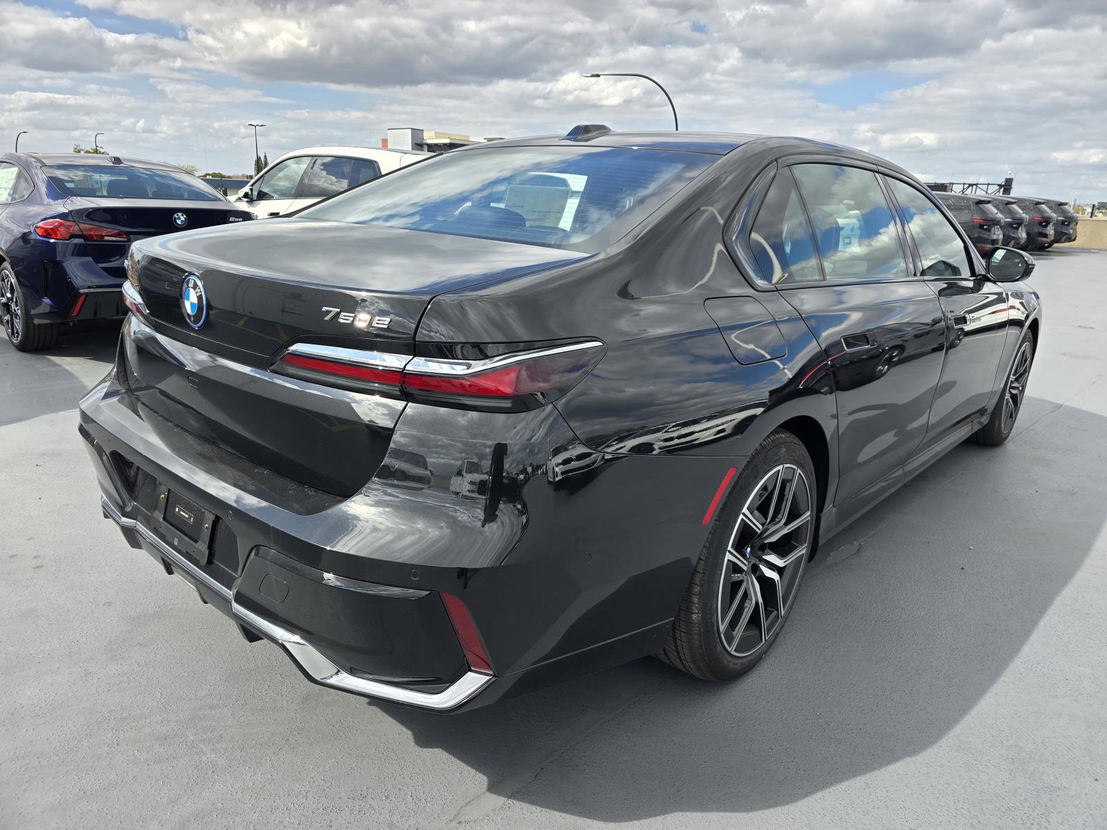 New 2026 BMW 750e xDrive image 3