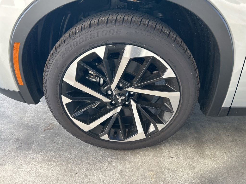 New 2025 Mitsubishi Outlander SE image 12
