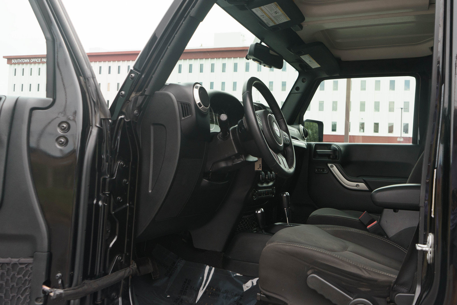 Used 2018 Jeep Wrangler Unlimited Sahara w/ Connectivity Group AWD/4WD image 11