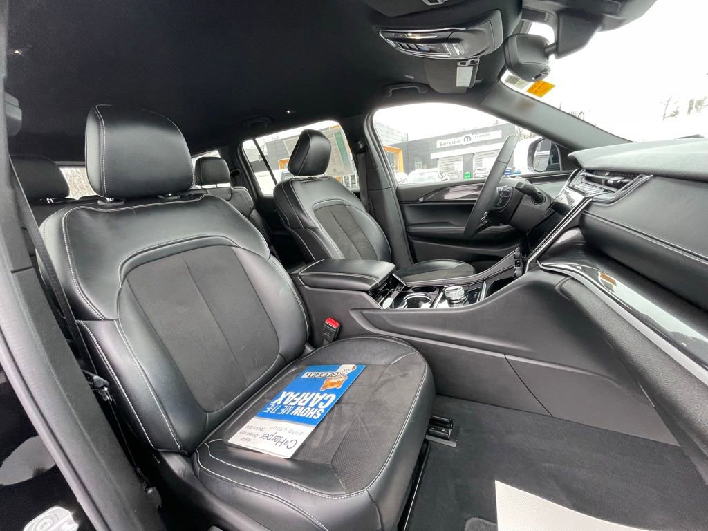 Used 2023 Jeep Grand Cherokee L Laredo image 13