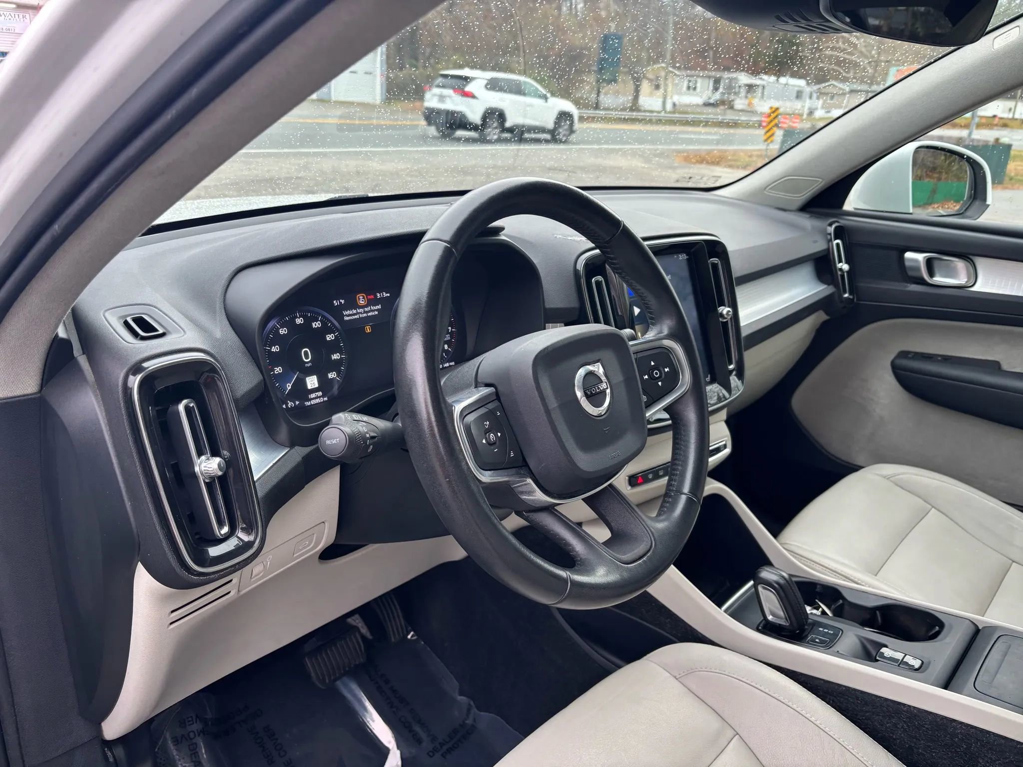 Used 2019 Volvo XC40 T5 Momentum image 24