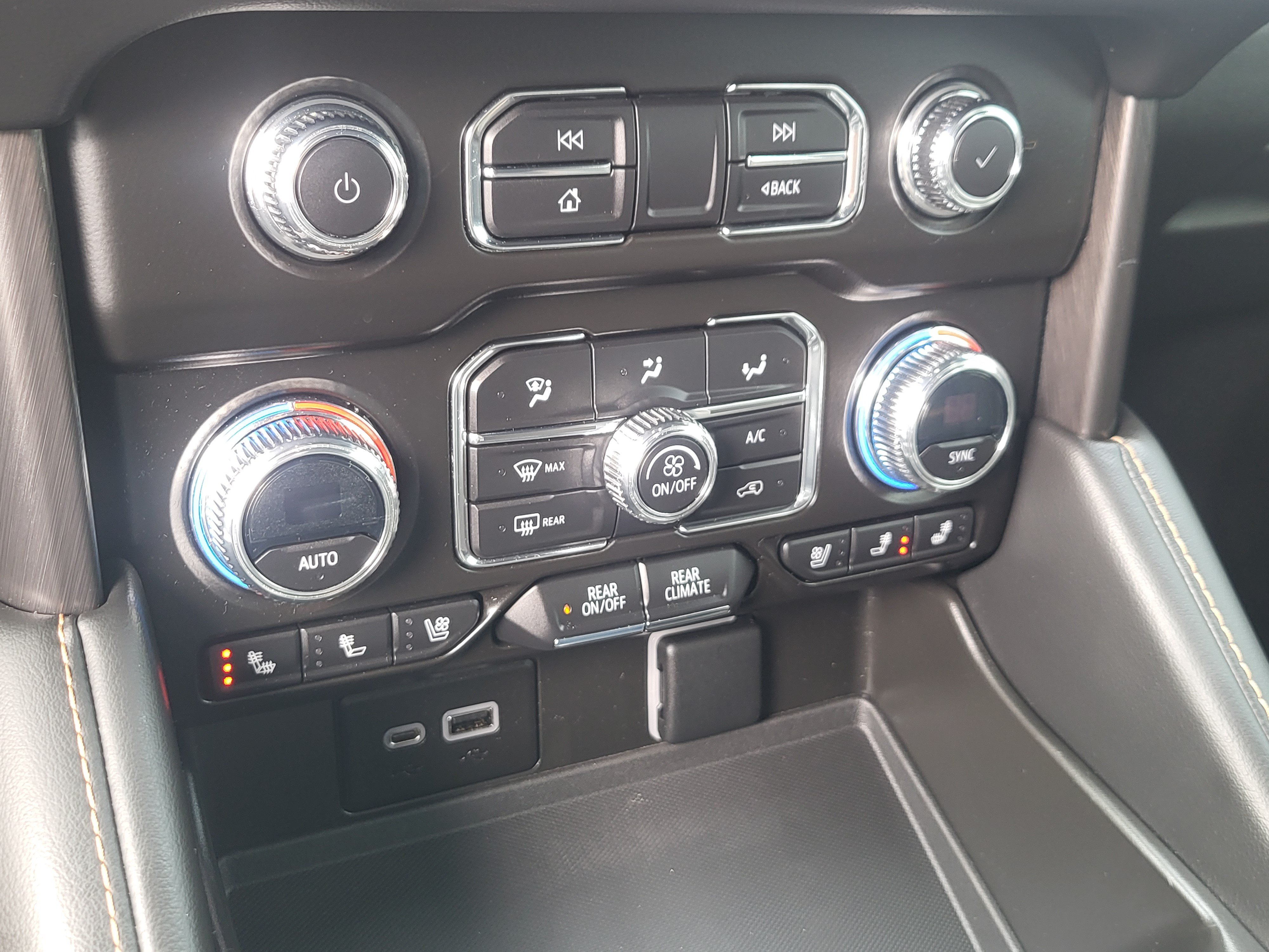 Used 2023 GMC Yukon XL AT4 w/ AT4 Premium Package AWD/4WD image 19