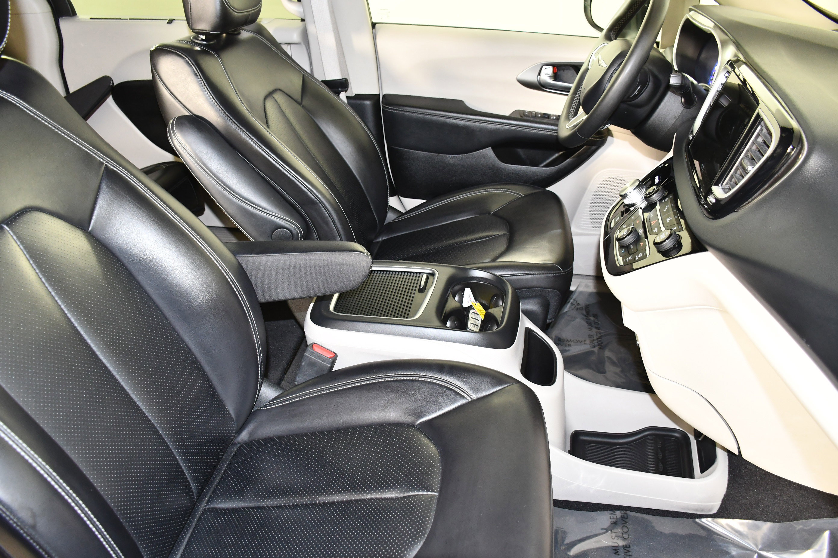 Used 2023 Chrysler Pacifica Touring-L image 42