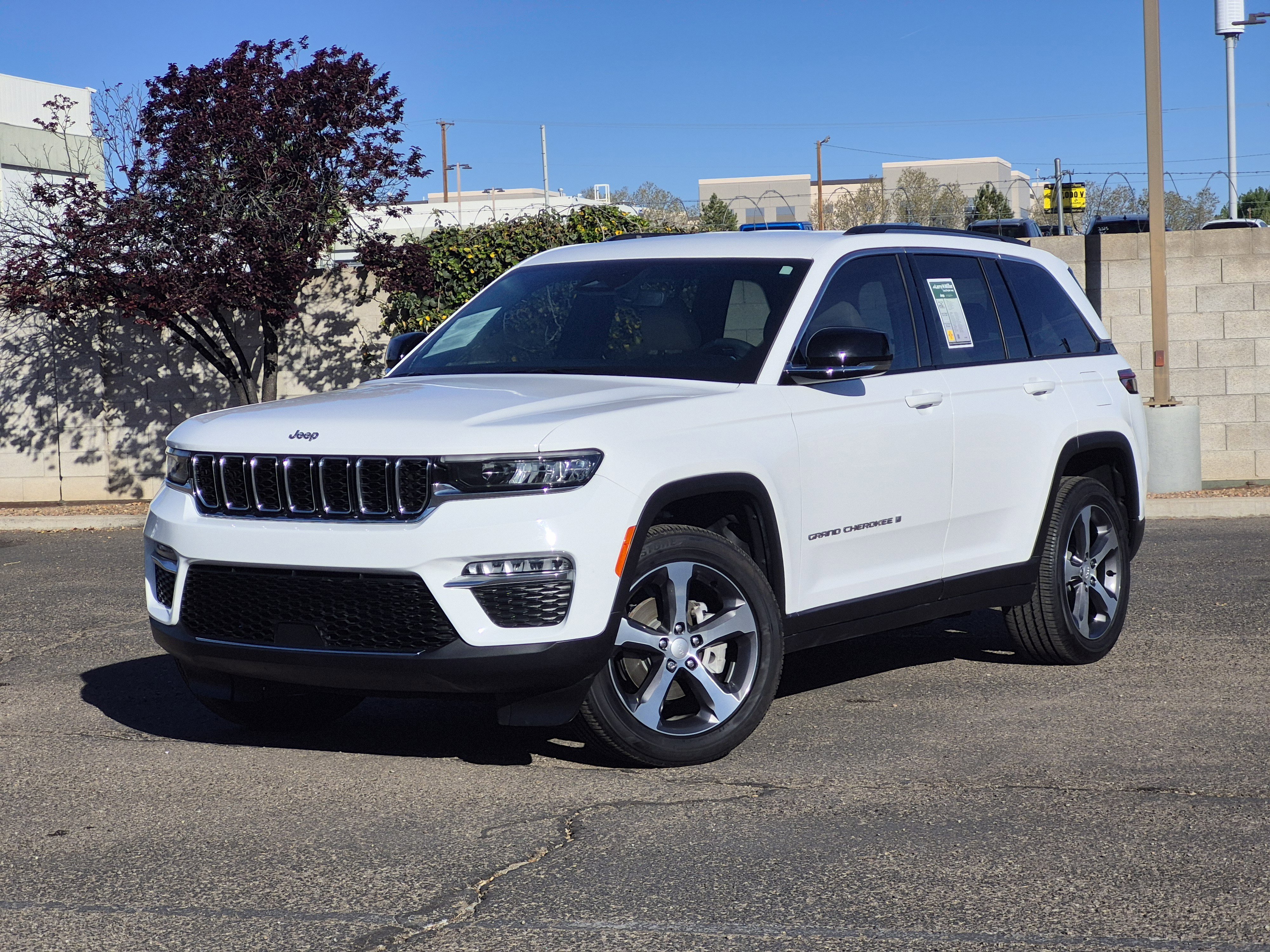 Certified 2023 Jeep Grand Cherokee Limited w/ Trailer Tow Prep Group (B) AWD/4WD image 1
