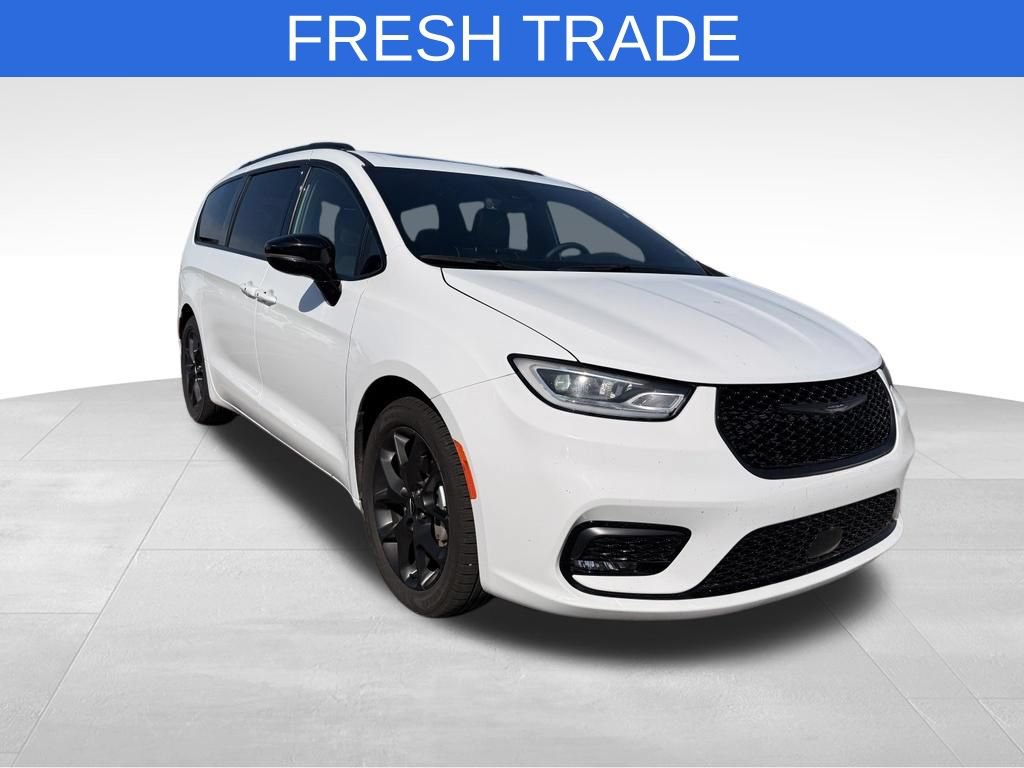 Used 2025 Chrysler Pacifica Limited FWD image 1