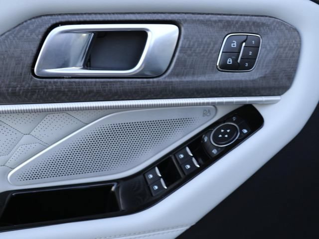 Used 2025 Ford Explorer Platinum w/ Ultimate Package AWD/4WD image 18