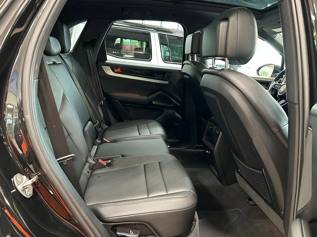 Used 2025 Porsche Cayenne AWD/4WD image 18