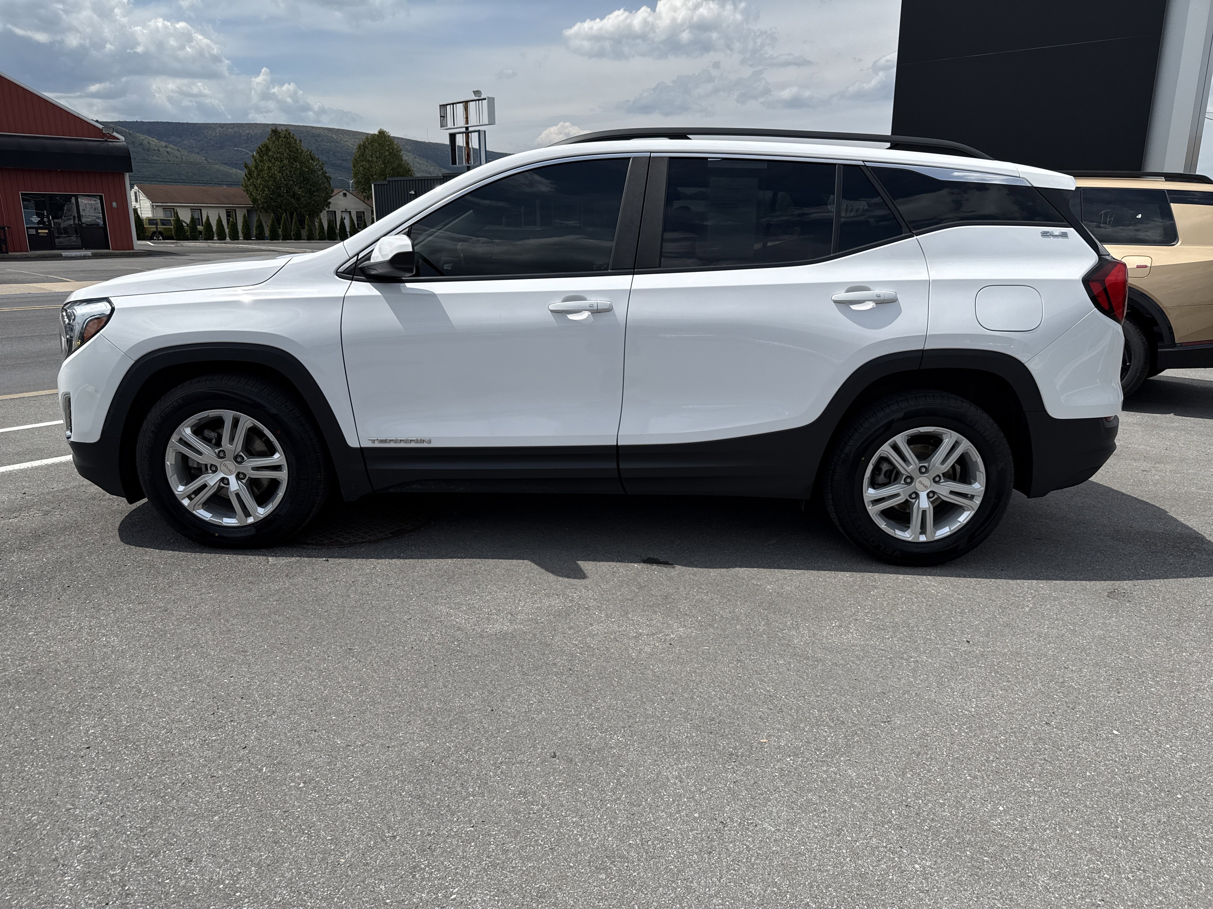Used 2021 GMC Terrain SLE w/ Driver Convenience Package FWD image 7