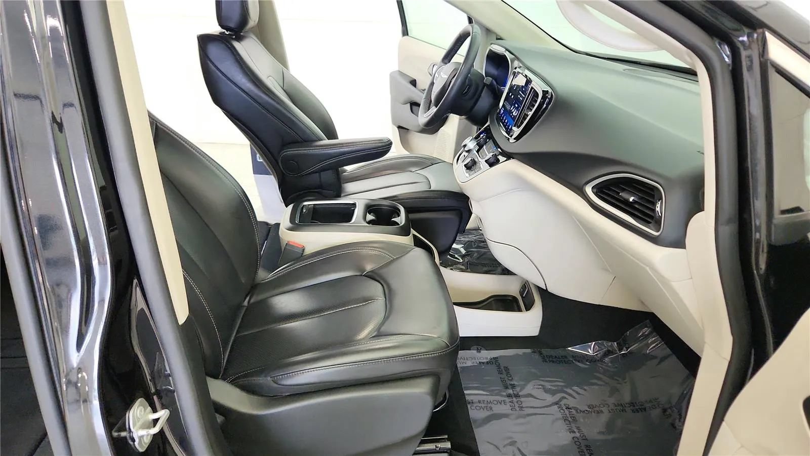 Used 2023 Chrysler Pacifica Touring-L FWD image 38