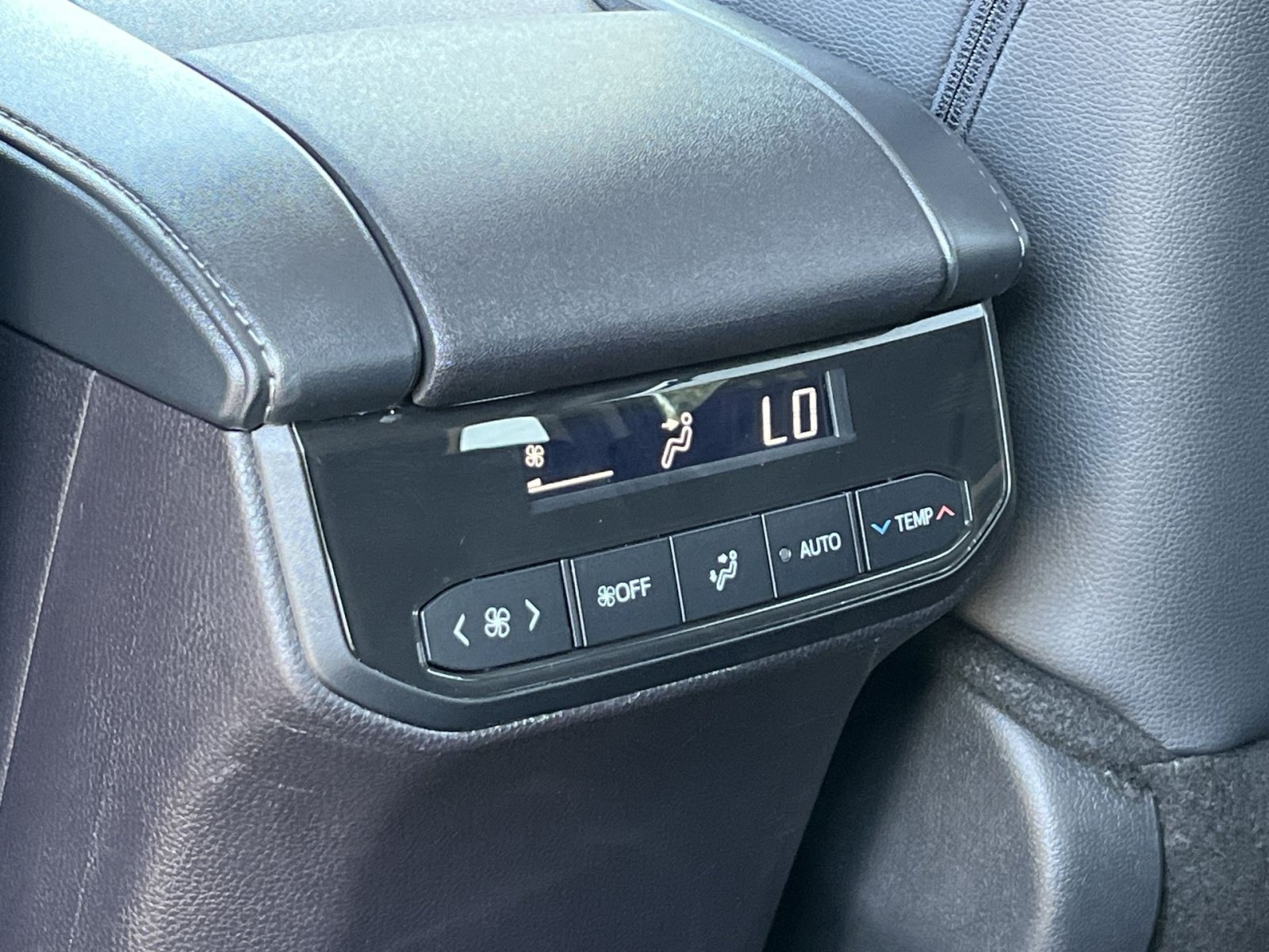 Used 2024 Toyota Highlander XLE AWD/4WD image 37