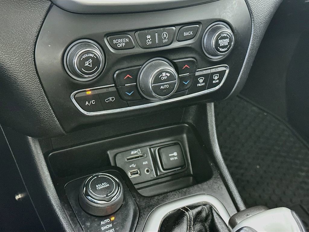 Used 2018 Jeep Cherokee Latitude Plus w/ Comfort/Convenience Group AWD/4WD image 18