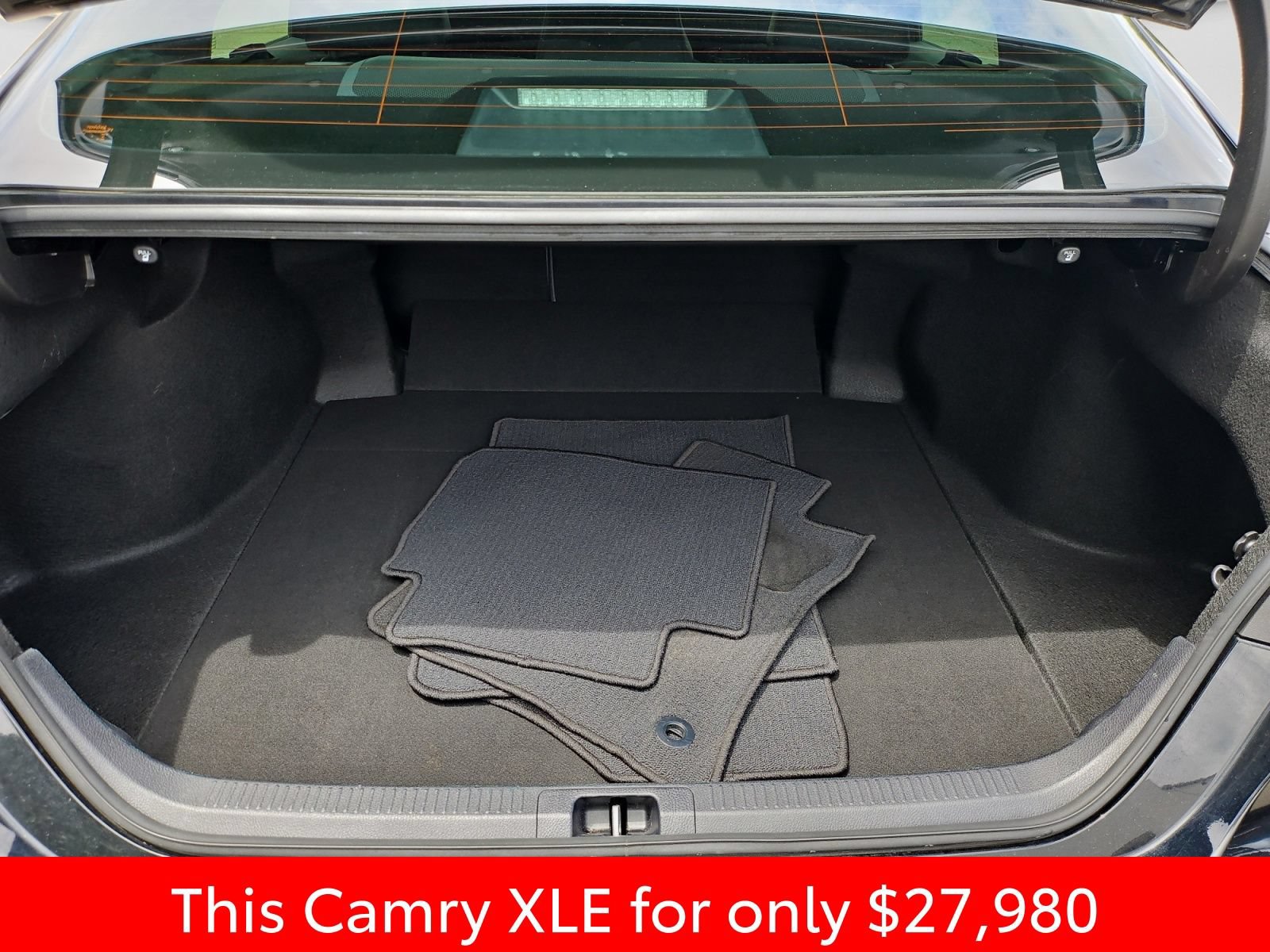 Used 2020 Toyota Camry XLE FWD image 19
