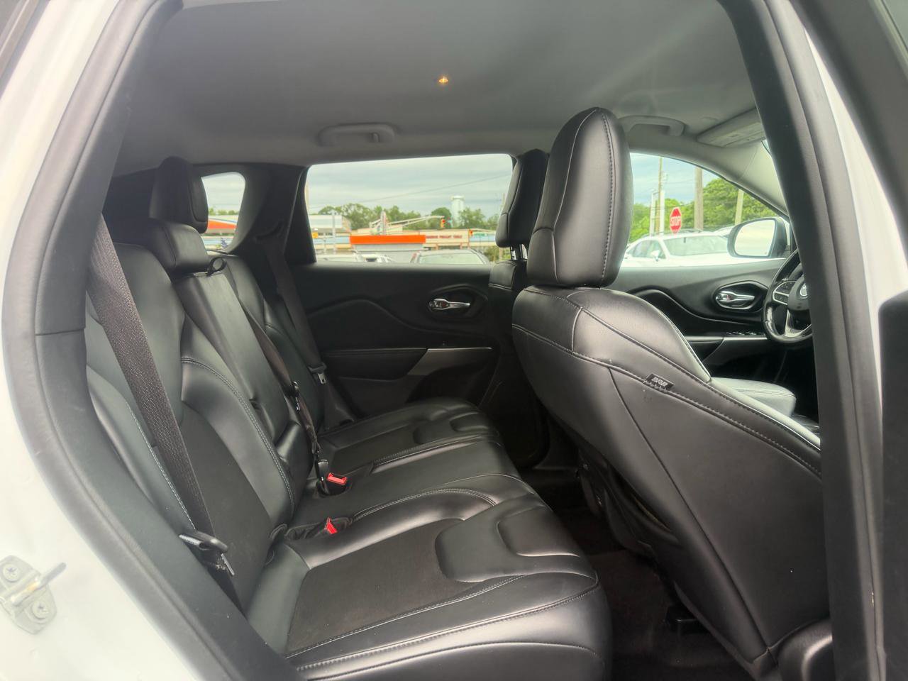 Used 2021 Jeep Cherokee Latitude Plus AWD/4WD image 24