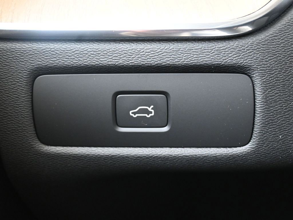 New 2026 Volvo XC60 B5 Plus w/ Protection Package Premier image 24