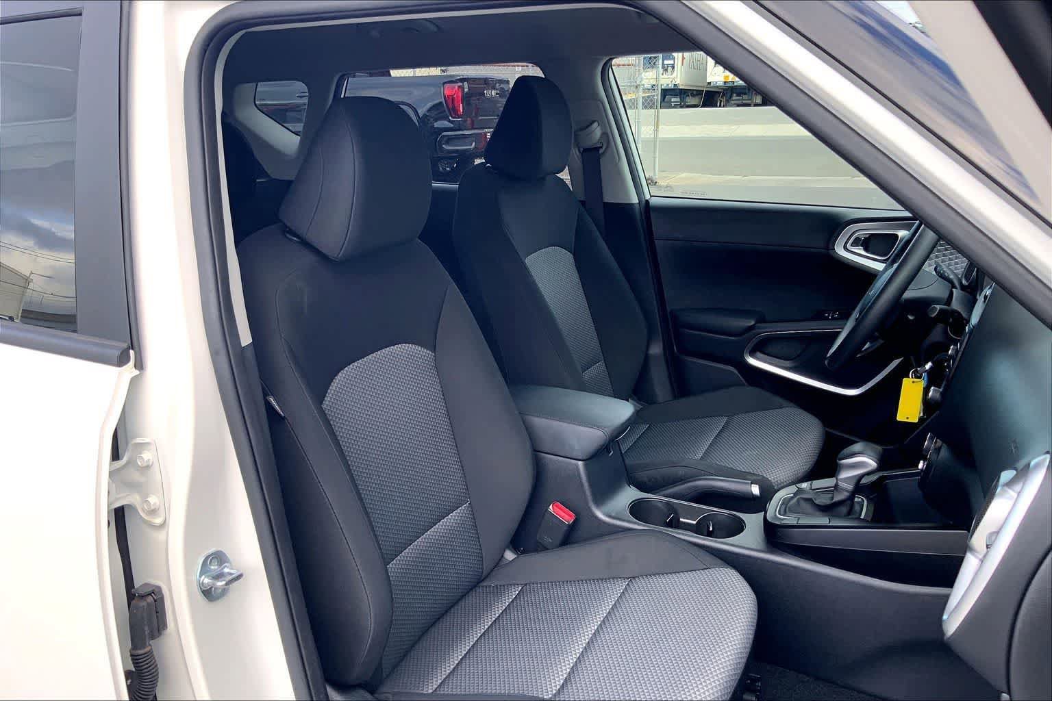 Used 2025 Kia Soul LX w/ LX Technology Package FWD image 13