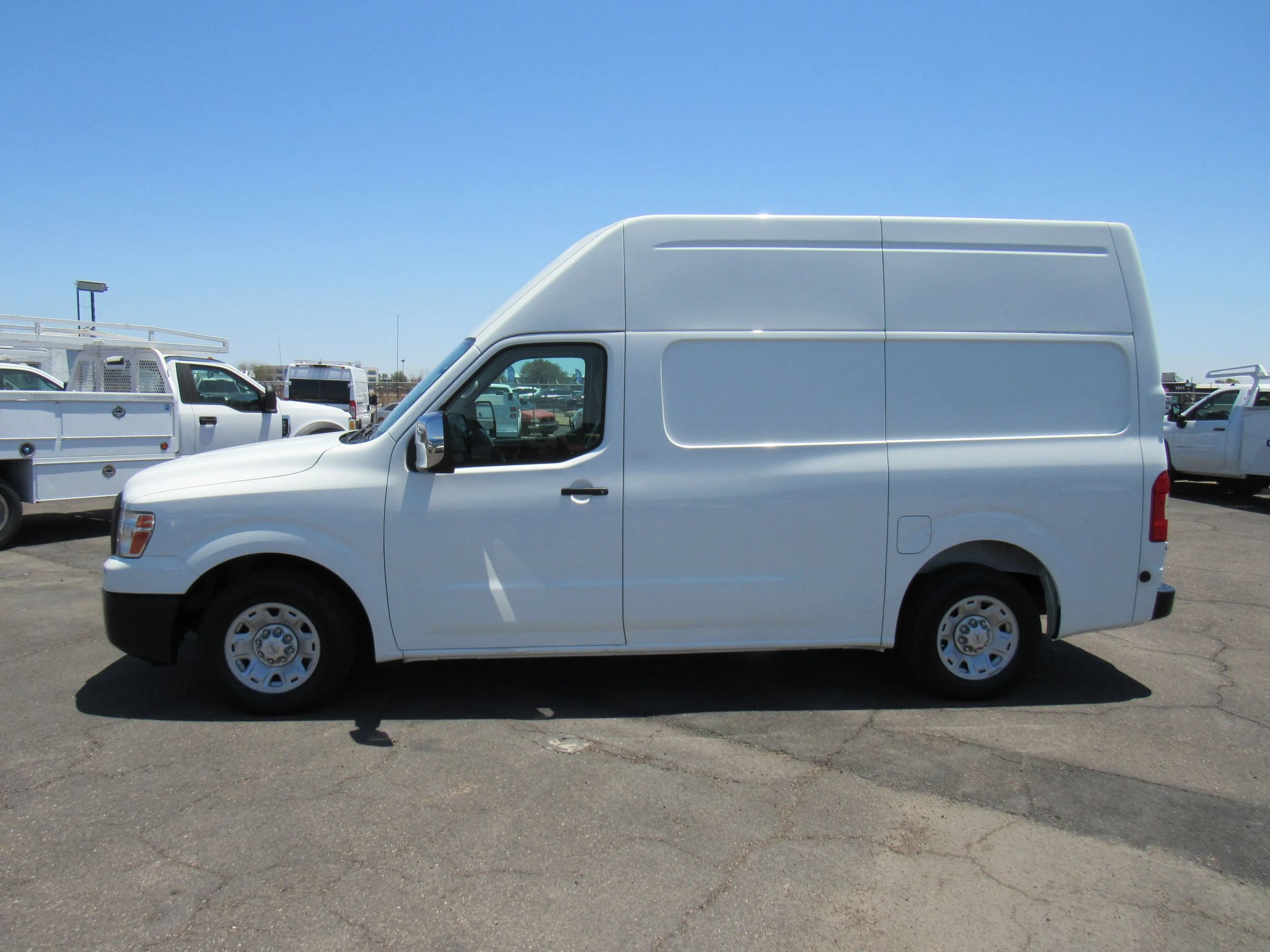 Used 2017 Nissan NV 3500 SV RWD image 2