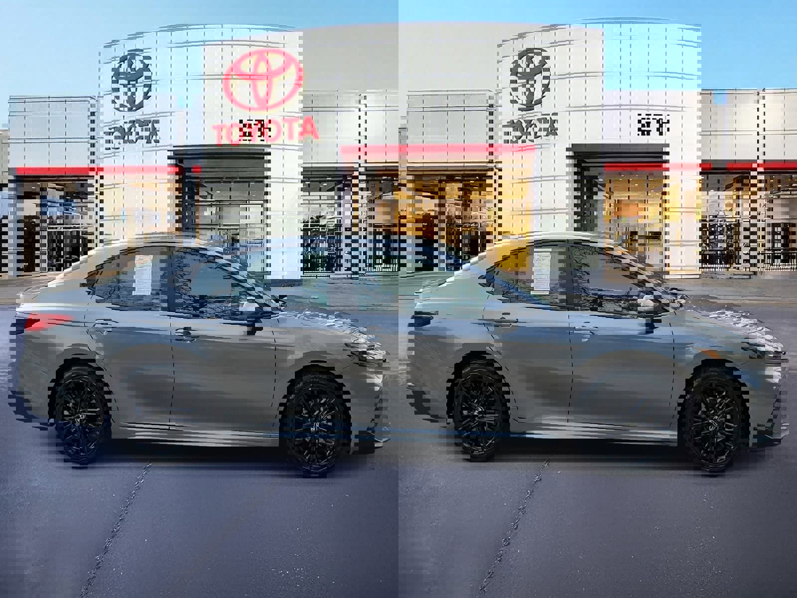 Used 2025 Toyota Camry SE image 4