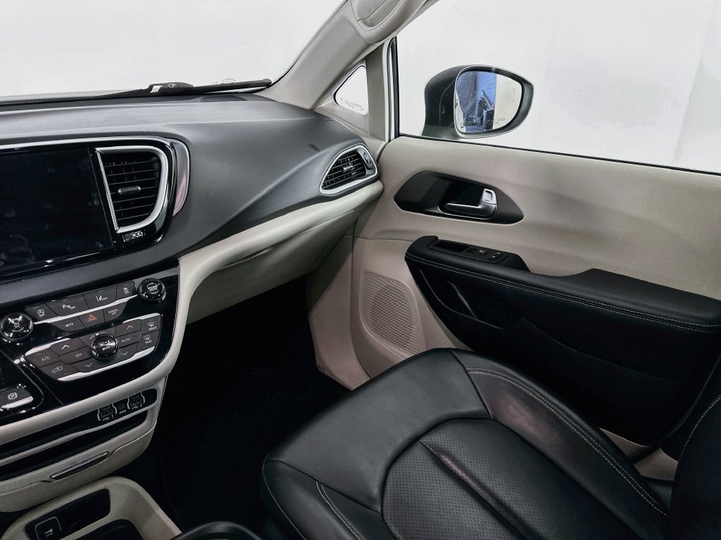 Certified 2023 Chrysler Pacifica Touring-L FWD image 33