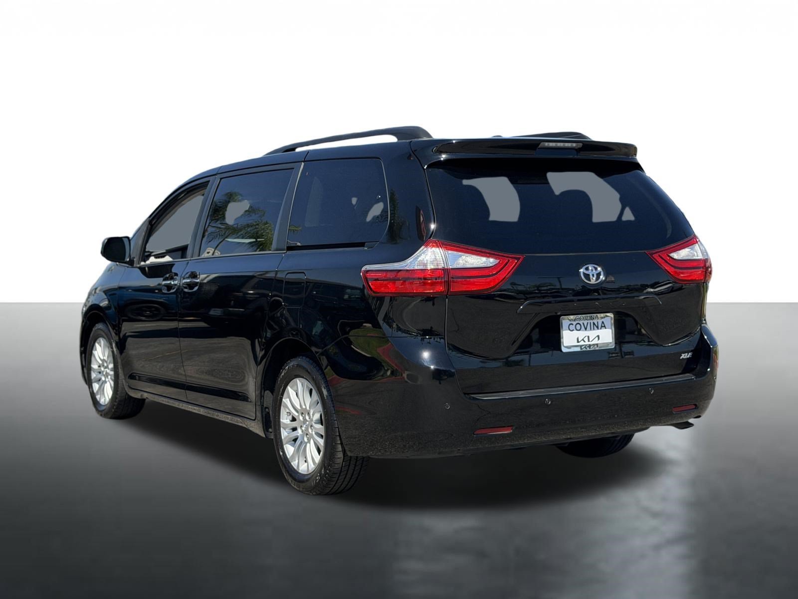 Used 2017 Toyota Sienna XLE w/ XLE Navigation Package FWD image 6