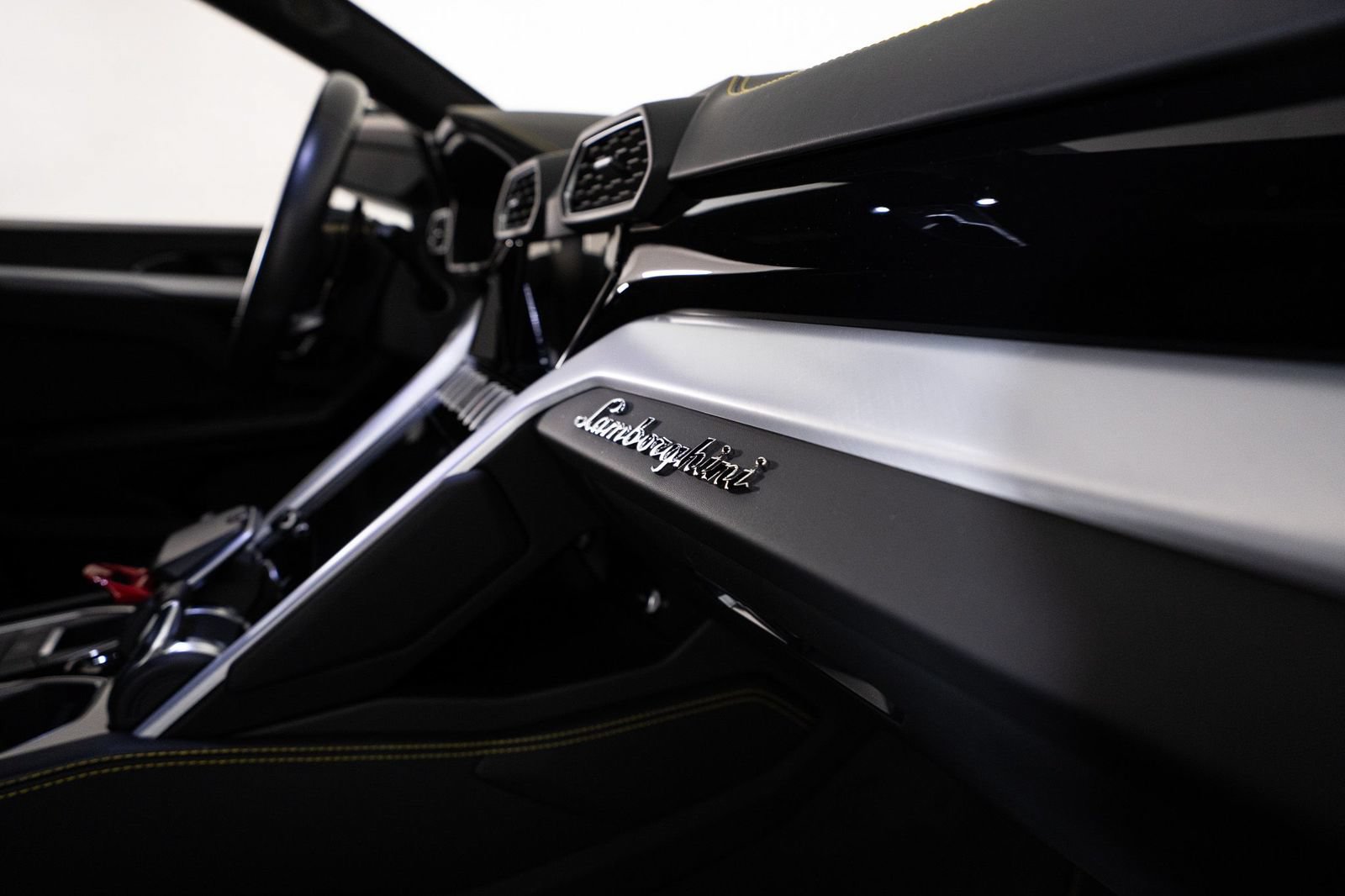 Used 2020 Lamborghini Urus AWD/4WD image 26