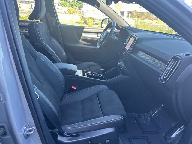 Certified 2025 Volvo XC40 B5 Plus AWD/4WD image 15