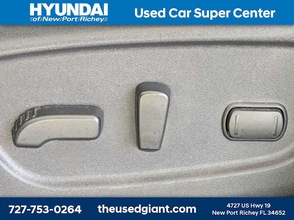 Used 2018 Nissan Rogue SV w/ Premium Package FWD image 23