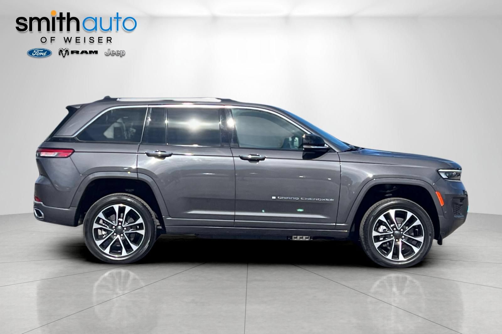Used 2024 Jeep Grand Cherokee Overland w/ Luxury Tech Group IV AWD/4WD image 3