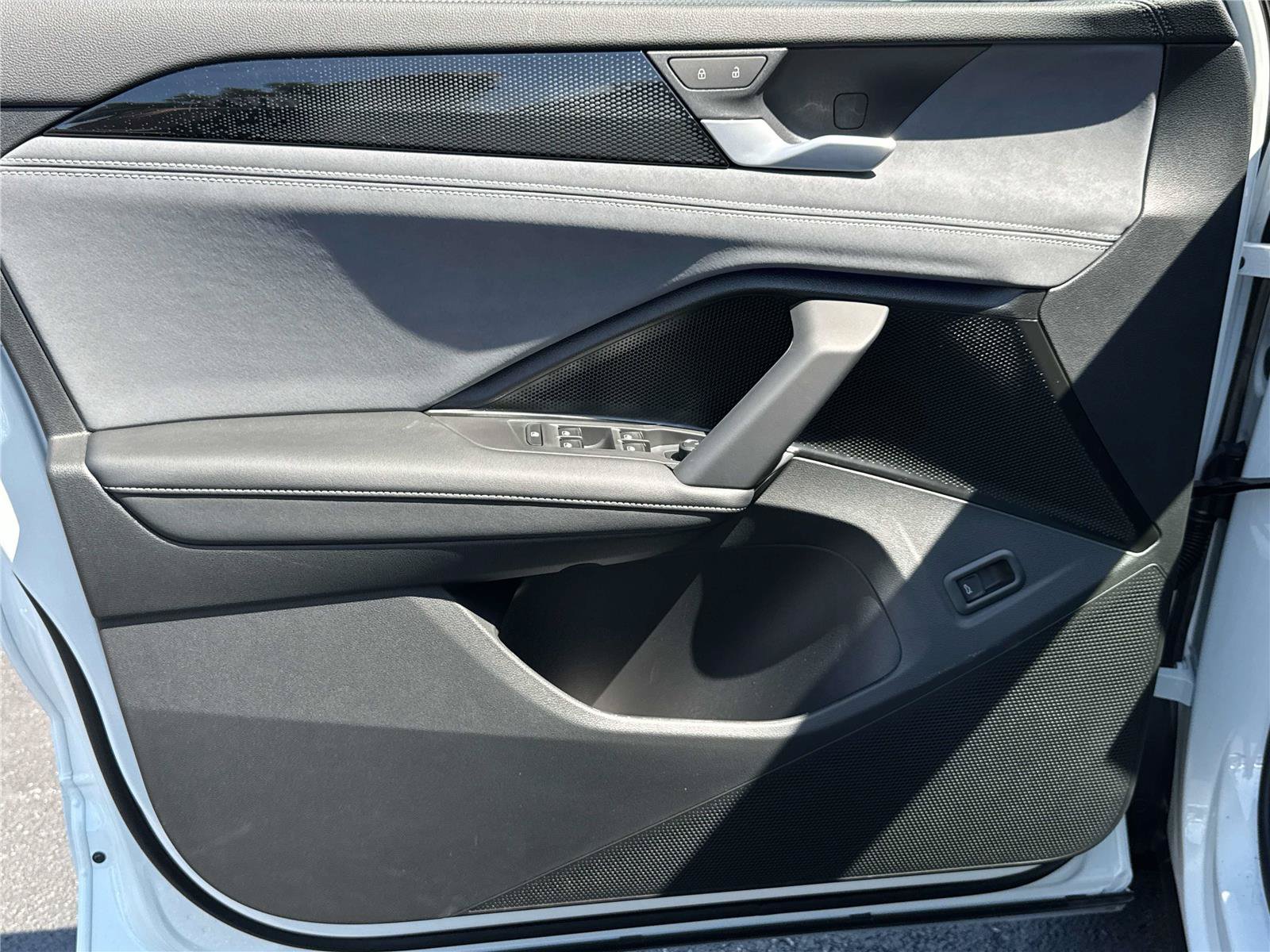 New 2026 Volkswagen Tiguan SE R-Line FWD image 10