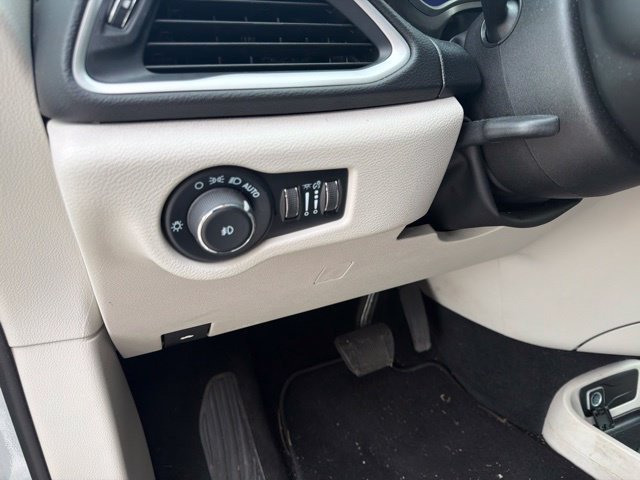 Used 2024 Chrysler Pacifica Touring-L FWD image 20