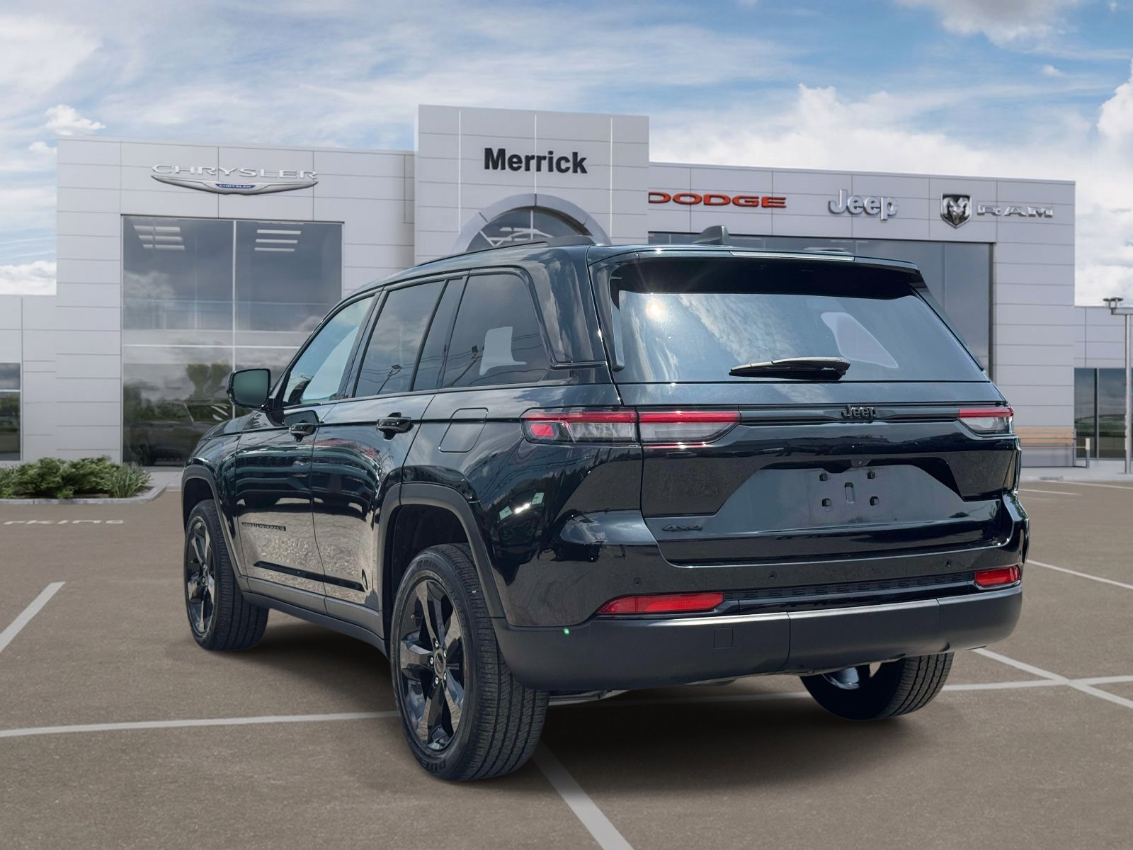Used 2024 Jeep Grand Cherokee Altitude AWD/4WD image 8