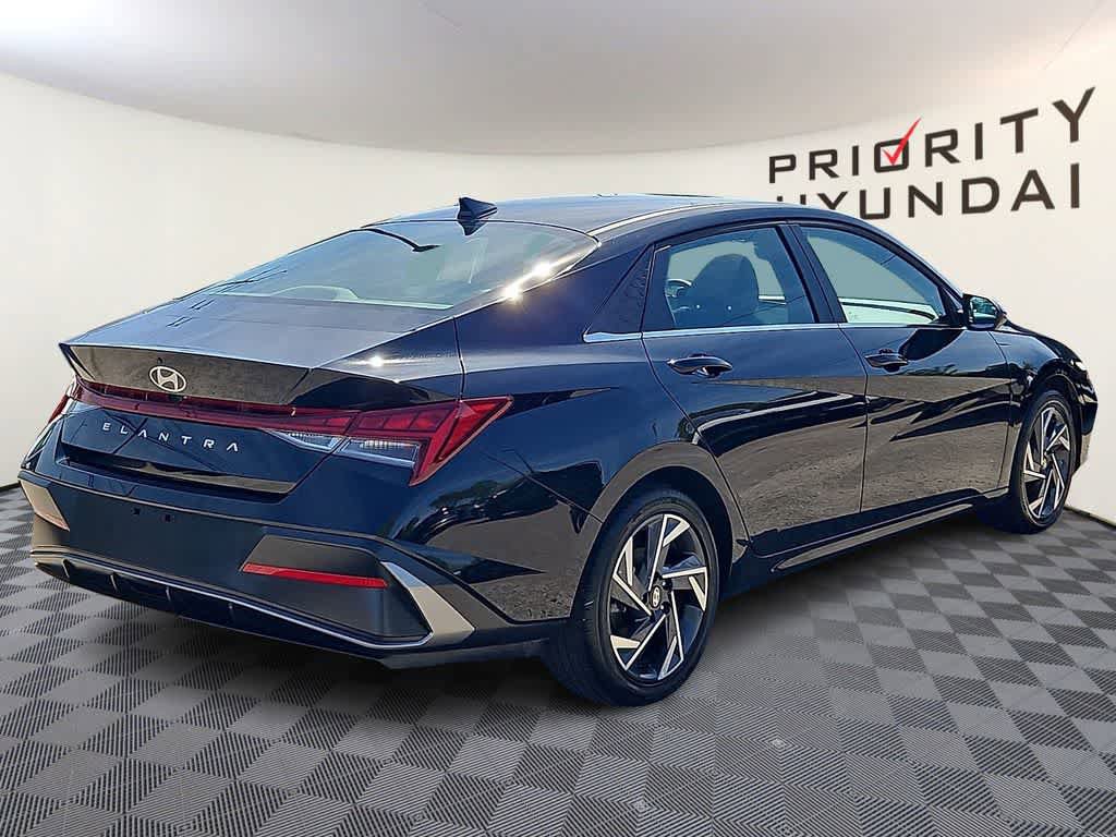 Used 2025 Hyundai Elantra SEL image 4
