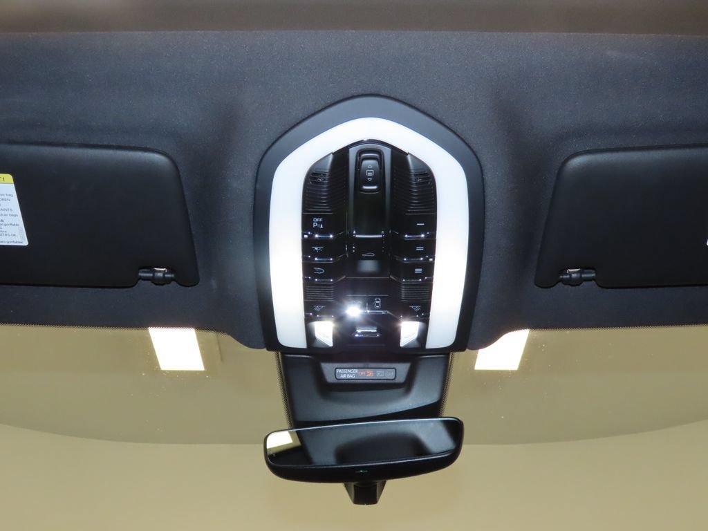 Certified 2026 Porsche Macan AWD/4WD image 31