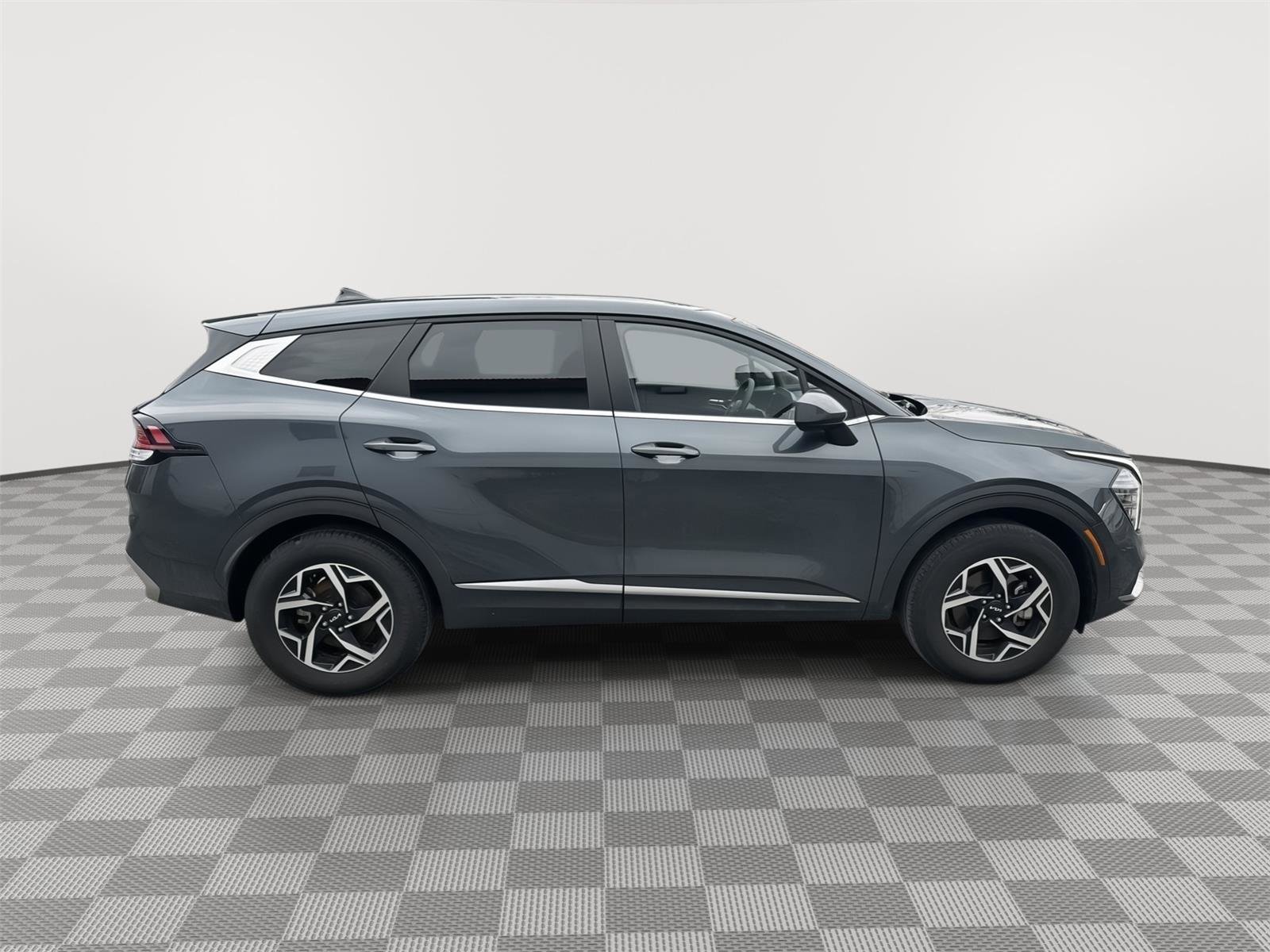 Used 2025 Kia Sportage LX image 2