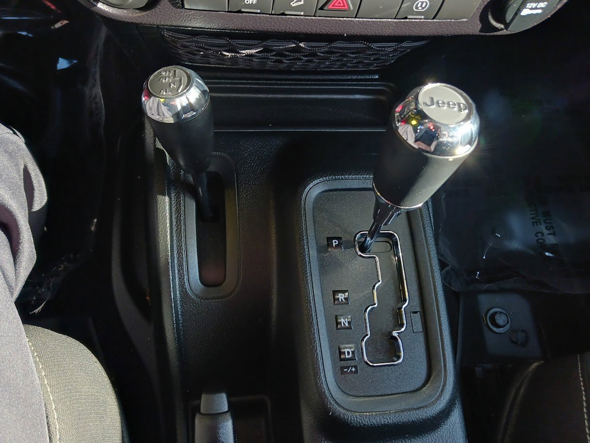 Used 2018 Jeep Wrangler Unlimited Sahara w/ Connectivity Group image 29