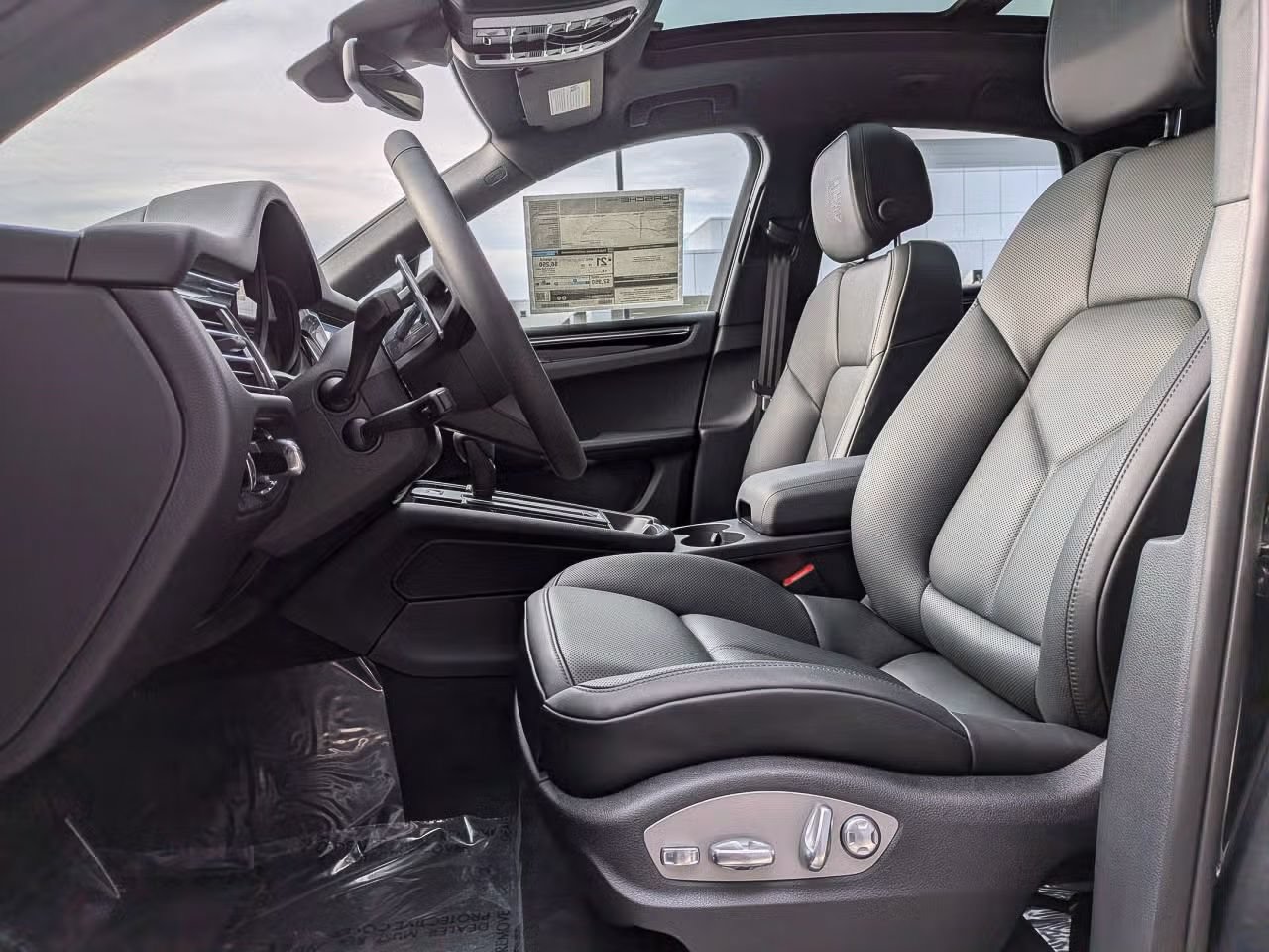Certified 2026 Porsche Macan AWD/4WD image 5